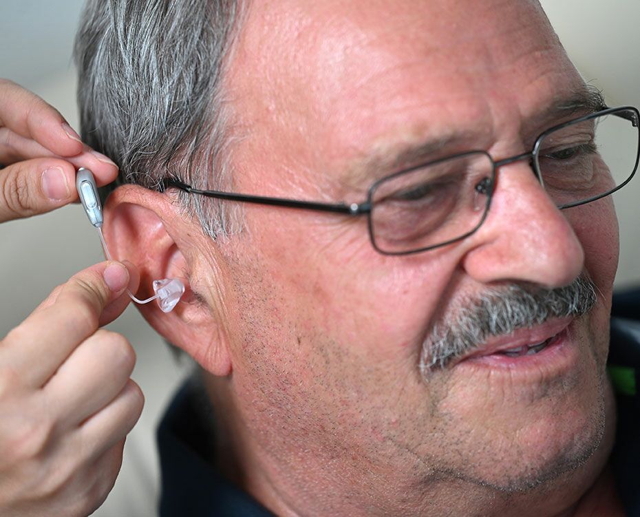 Überprüfung der Hörgeräte am Ohr